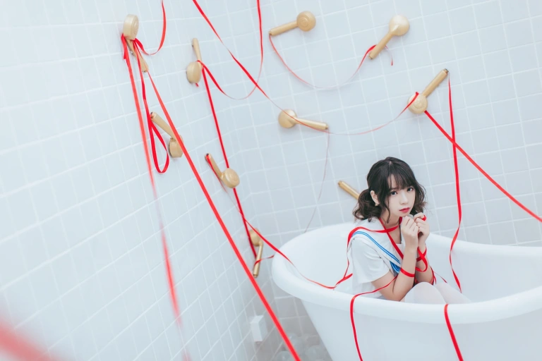 疯猫ss《VOL.01 制服写真集 浴室JK》主题写真：21张全套美图