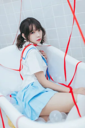 疯猫ss《VOL.01 制服写真集 浴室JK》主题写真：21张全套美图