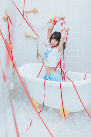 疯猫ss《VOL.01 制服写真集 浴室JK》主题写真：21张全套美图