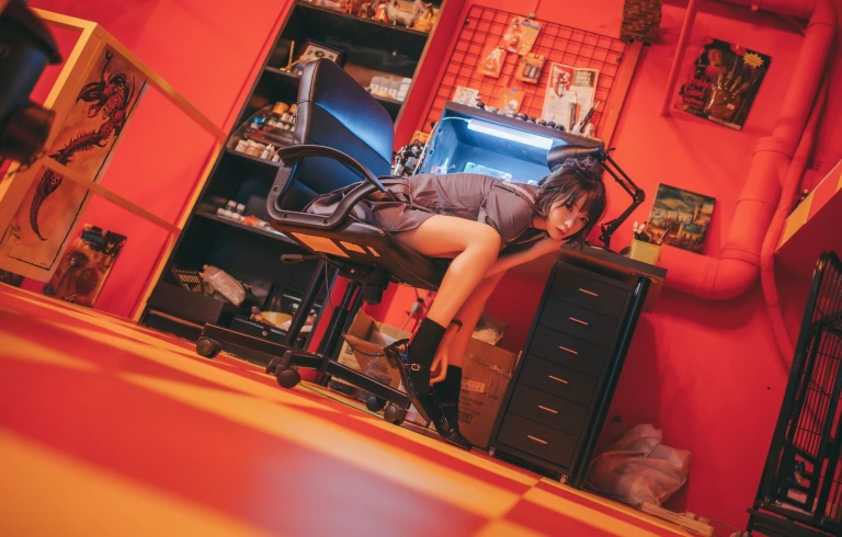 疯猫ss《VOL.02 制服写真集 暗黑JK（被囚禁的少女）》主题写真：16张全套美图