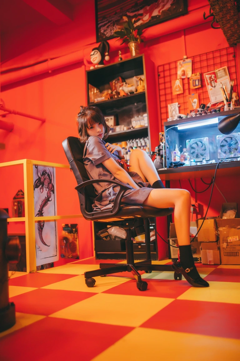 疯猫ss《VOL.02 制服写真集 暗黑JK（被囚禁的少女）》主题写真：16张全套美图