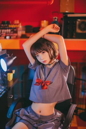 疯猫ss《VOL.02 制服写真集 暗黑JK（被囚禁的少女）》主题写真：16张全套美图