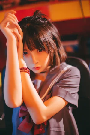 疯猫ss《VOL.02 制服写真集 暗黑JK（被囚禁的少女）》主题写真：16张全套美图