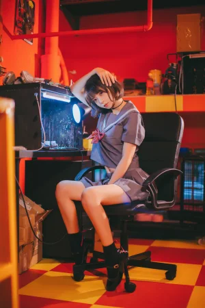 疯猫ss《VOL.02 制服写真集 暗黑JK（被囚禁的少女）》主题写真：16张全套美图