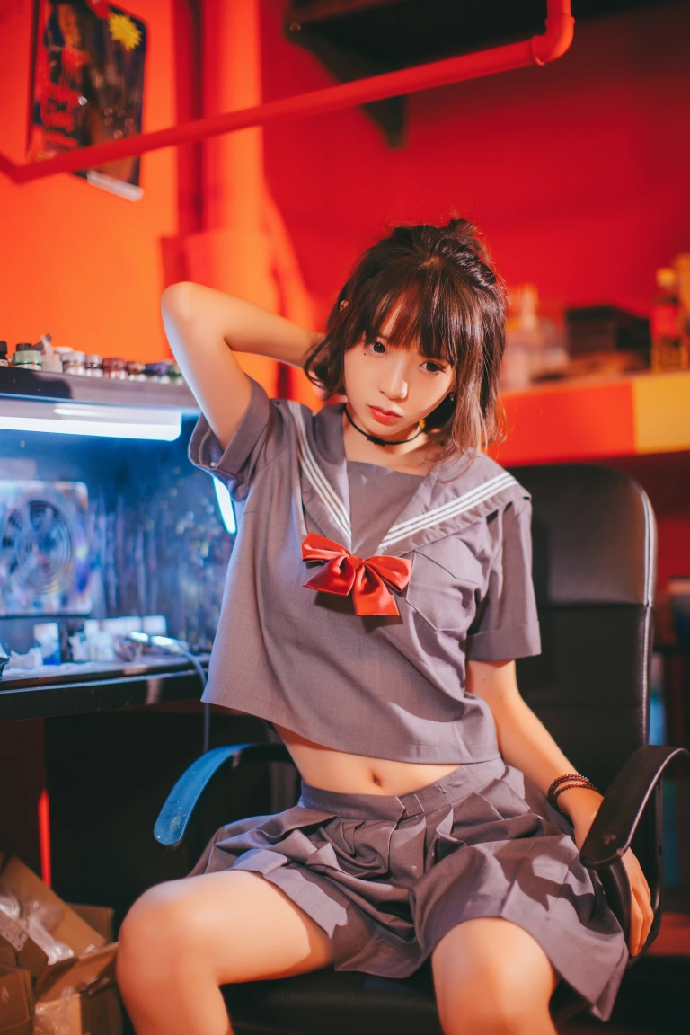 疯猫ss《VOL.02 制服写真集 暗黑JK（被囚禁的少女）》主题写真：16张全套美图