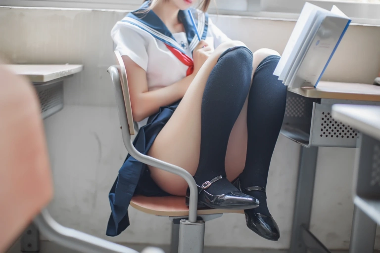 疯猫ss《VOL.02 制服写真集 同桌的水手服》主题写真：41张全套美图
