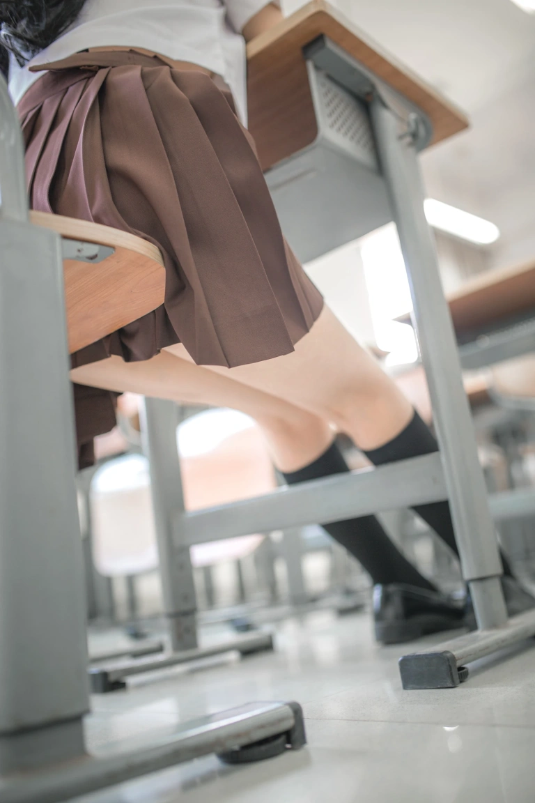 疯猫ss《VOL.02 制服写真集 棕裙》主题写真：22张全套美图