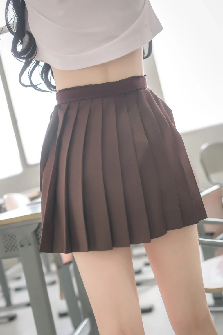 疯猫ss《VOL.02 制服写真集 棕裙》主题写真：22张全套美图