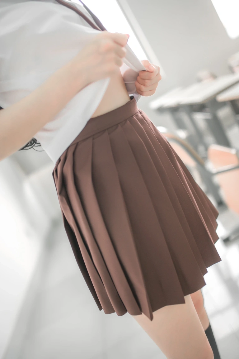 疯猫ss《VOL.02 制服写真集 棕裙》主题写真：22张全套美图