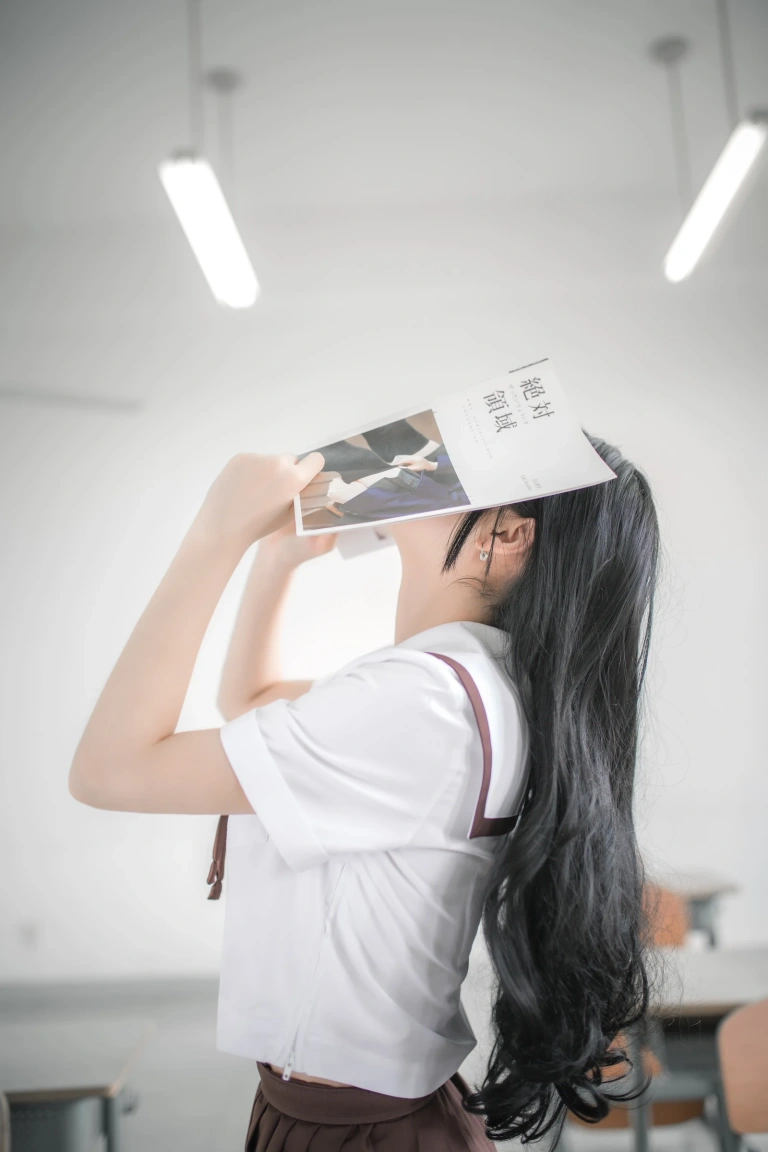 疯猫ss《VOL.02 制服写真集 棕裙》主题写真：22张全套美图