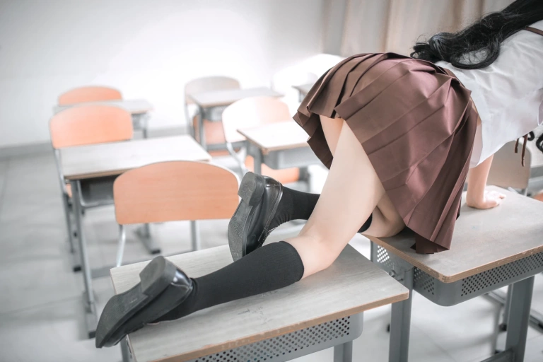 疯猫ss《VOL.02 制服写真集 棕裙》主题写真：22张全套美图
