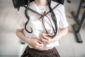 疯猫ss《VOL.02 制服写真集 棕裙》主题写真：22张全套美图