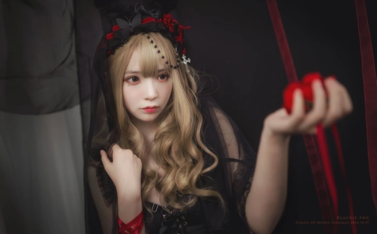 疯猫ss《VOL.03 黑丝写真集 黑色玫瑰》主题写真：20张全套美图