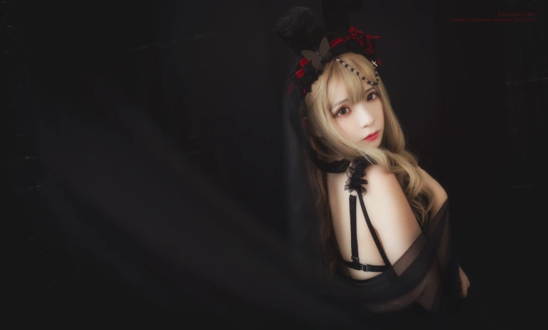 疯猫ss《VOL.03 黑丝写真集 黑色玫瑰》主题写真：20张全套美图