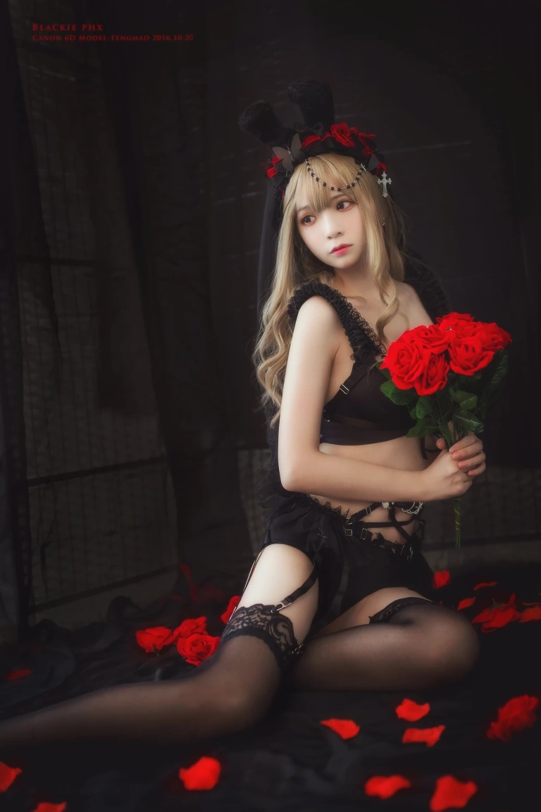 疯猫ss《VOL.03 黑丝写真集 黑色玫瑰》主题写真：20张全套美图