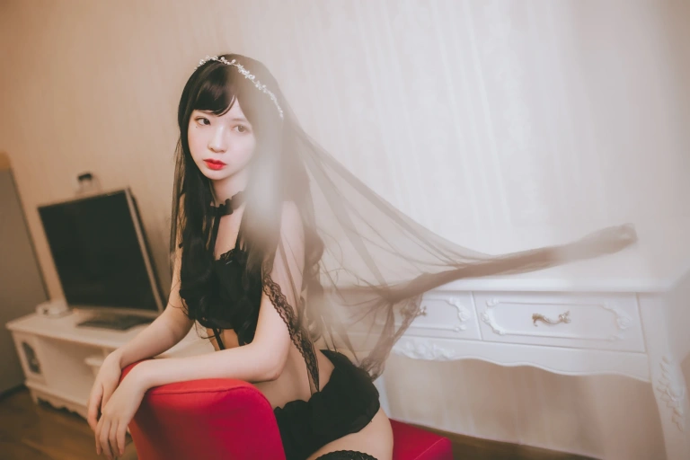 疯猫ss《VOL.03 黑丝写真集 黑色小野猫》主题写真：29张全套美图