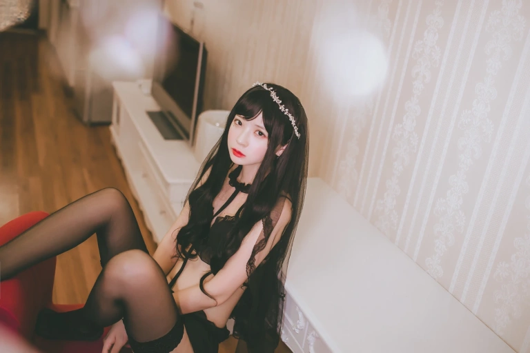 疯猫ss《VOL.03 黑丝写真集 黑色小野猫》主题写真：29张全套美图