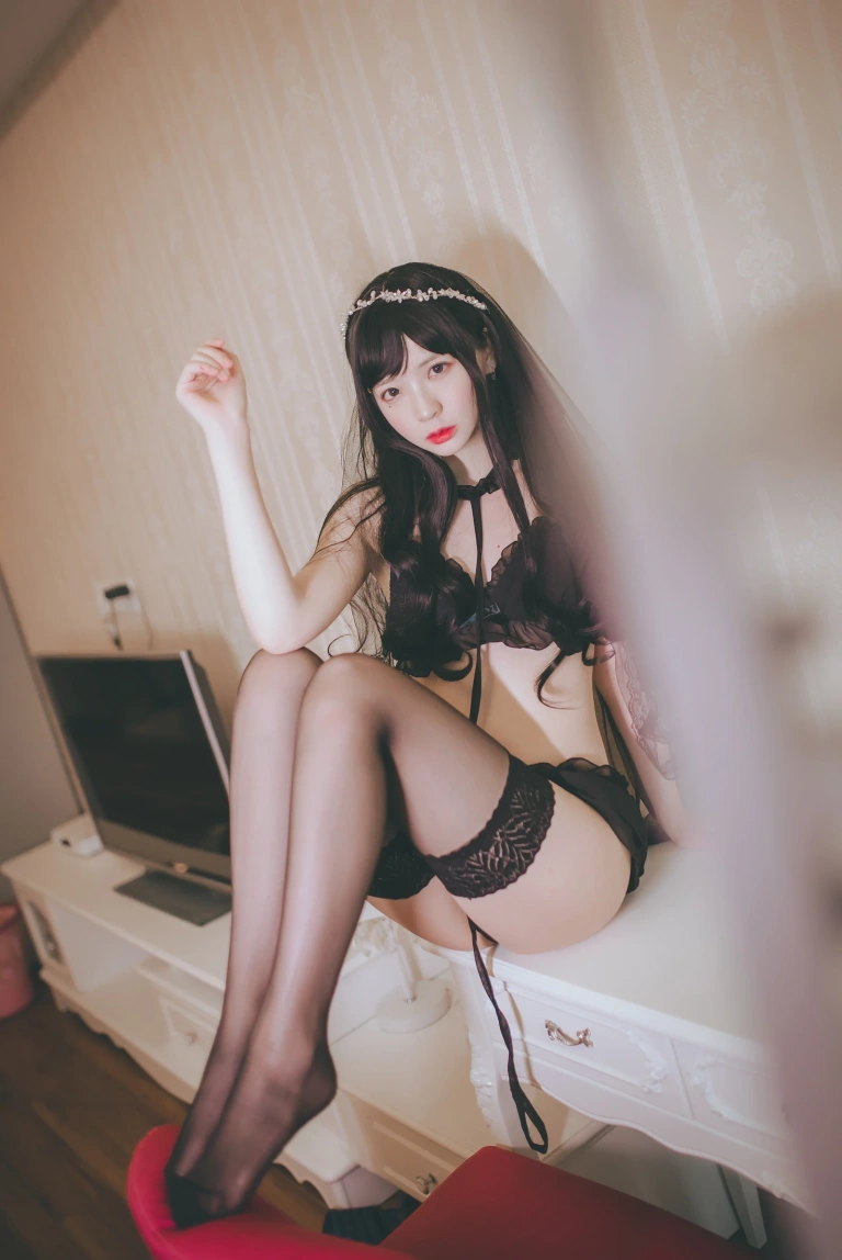 疯猫ss《VOL.03 黑丝写真集 黑色小野猫》主题写真：29张全套美图