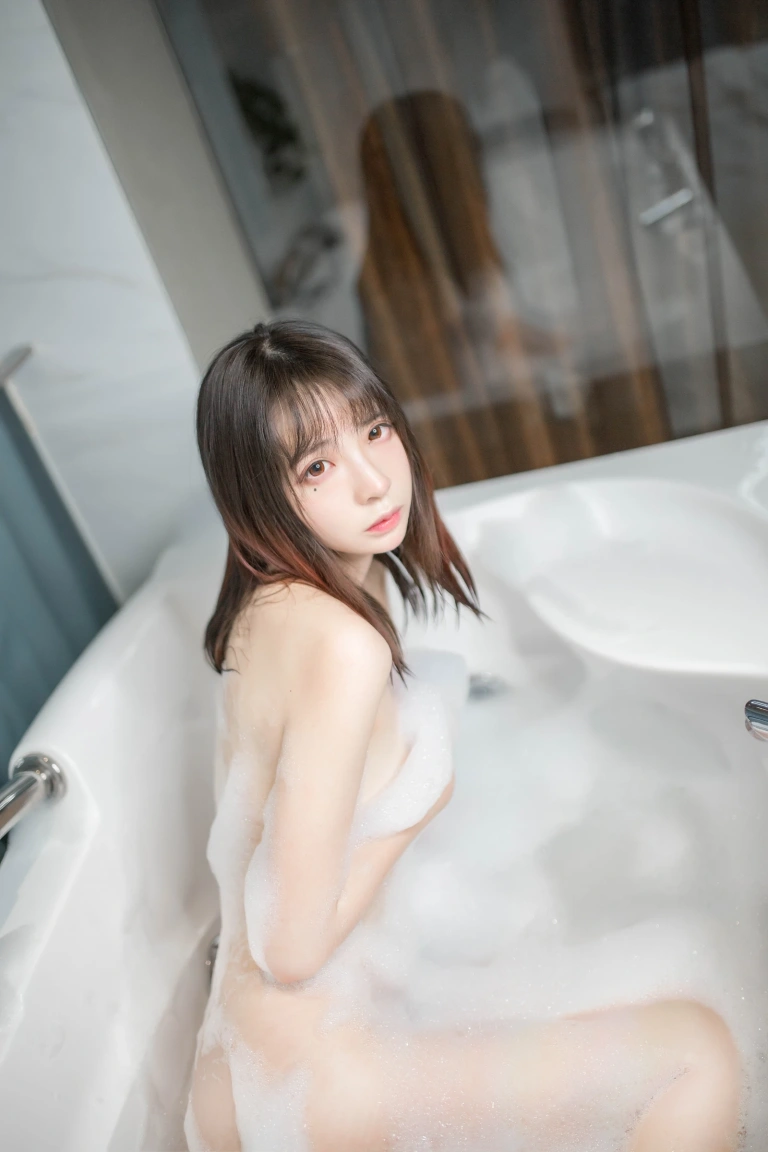 疯猫ss《VOL.04 泡泡浴写真》主题写真：34张全套美图