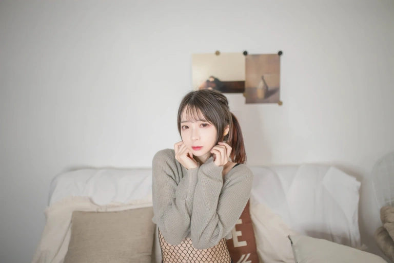 疯猫ss《VOL.05 个人写真集 半胸毛衣》主题写真：25张全套美图