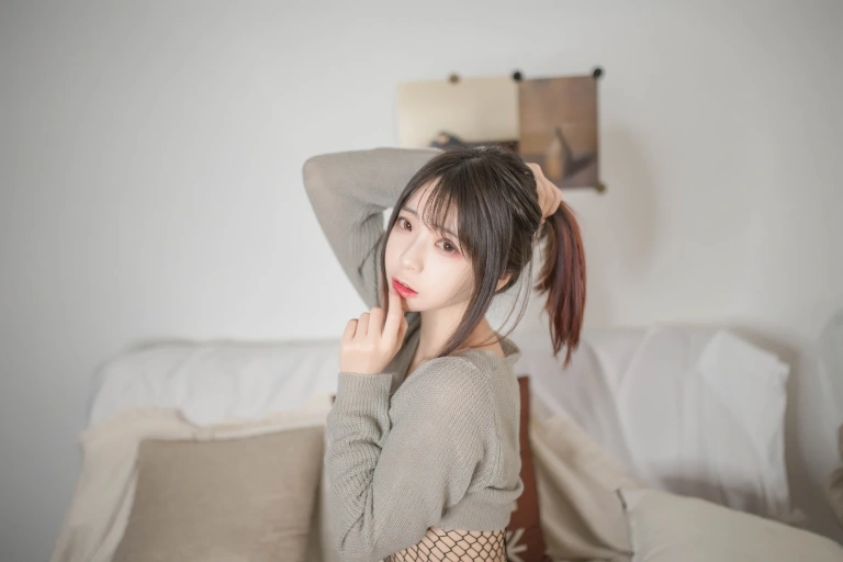 疯猫ss《VOL.05 个人写真集 半胸毛衣》主题写真：25张全套美图