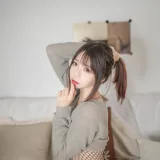 疯猫ss《VOL.05 个人写真集 半胸毛衣》主题写真：25张全套美图