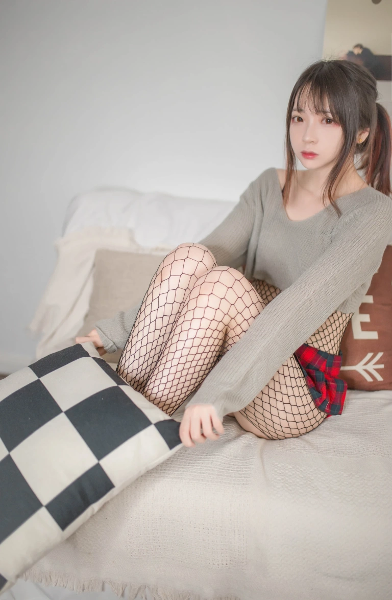 疯猫ss《VOL.05 个人写真集 半胸毛衣》主题写真：25张全套美图