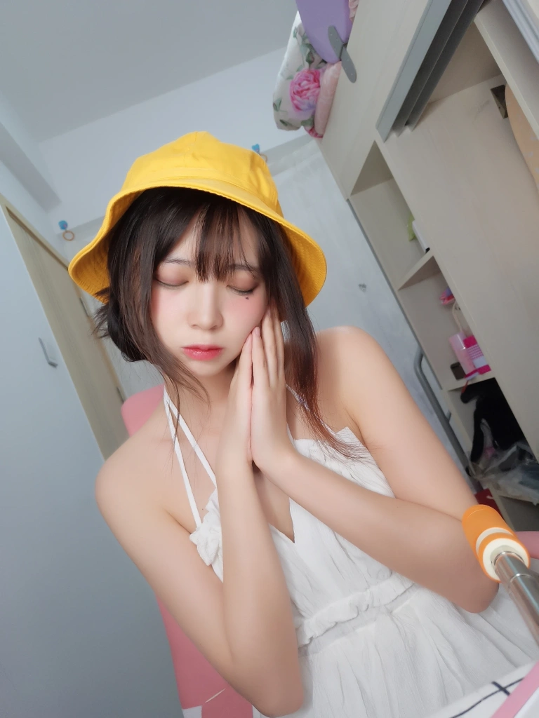 疯猫ss《小黄帽》主题写真：9张全套美图