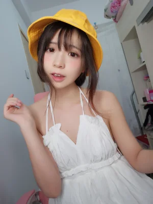 疯猫ss《小黄帽》主题写真：9张全套美图