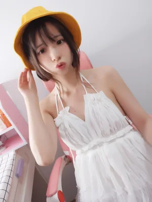 疯猫ss《小黄帽》主题写真：9张全套美图
