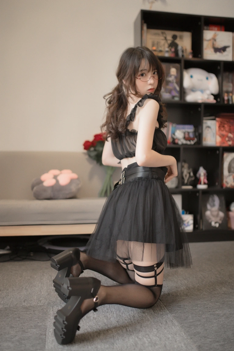 疯猫ss《黑内衣》主题写真：13张全套美图