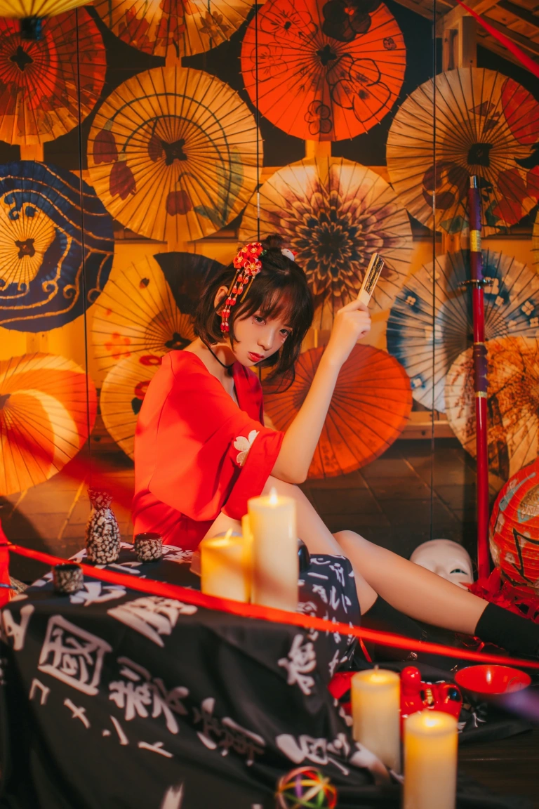 疯猫ss《红色羽衣》主题写真：15张全套美图