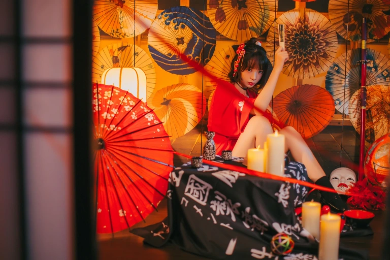 疯猫ss《红色羽衣》主题写真：15张全套美图