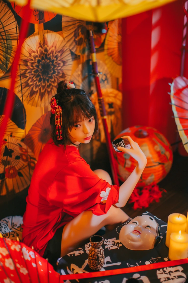 疯猫ss《红色羽衣》主题写真：15张全套美图