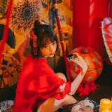 疯猫ss《红色羽衣》主题写真：15张全套美图