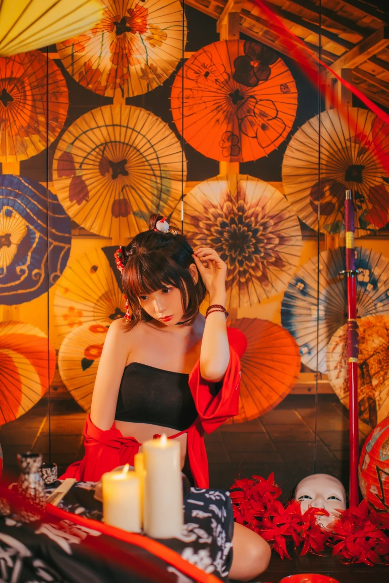 疯猫ss《红色羽衣》主题写真：15张全套美图