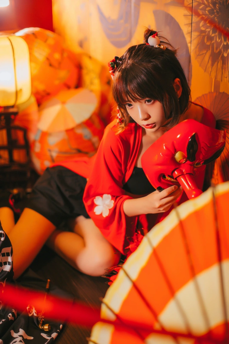 疯猫ss《红色羽衣》主题写真：15张全套美图