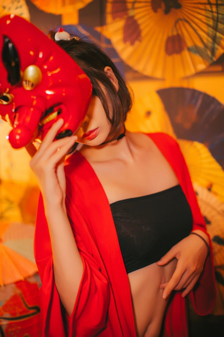 疯猫ss《红色羽衣》主题写真：15张全套美图