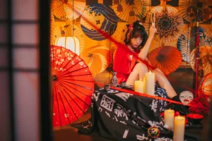 疯猫ss《红色羽衣》主题写真：15张全套美图