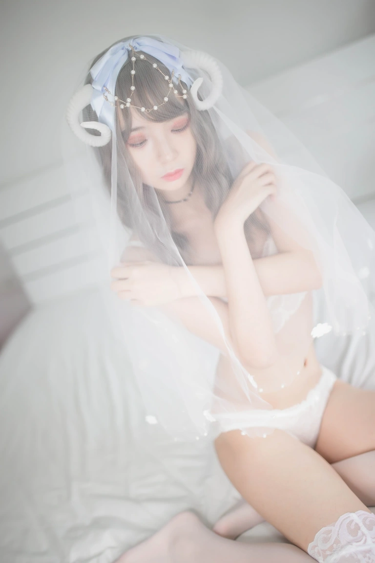 疯猫ss《白内衣》主题写真：18张全套美图