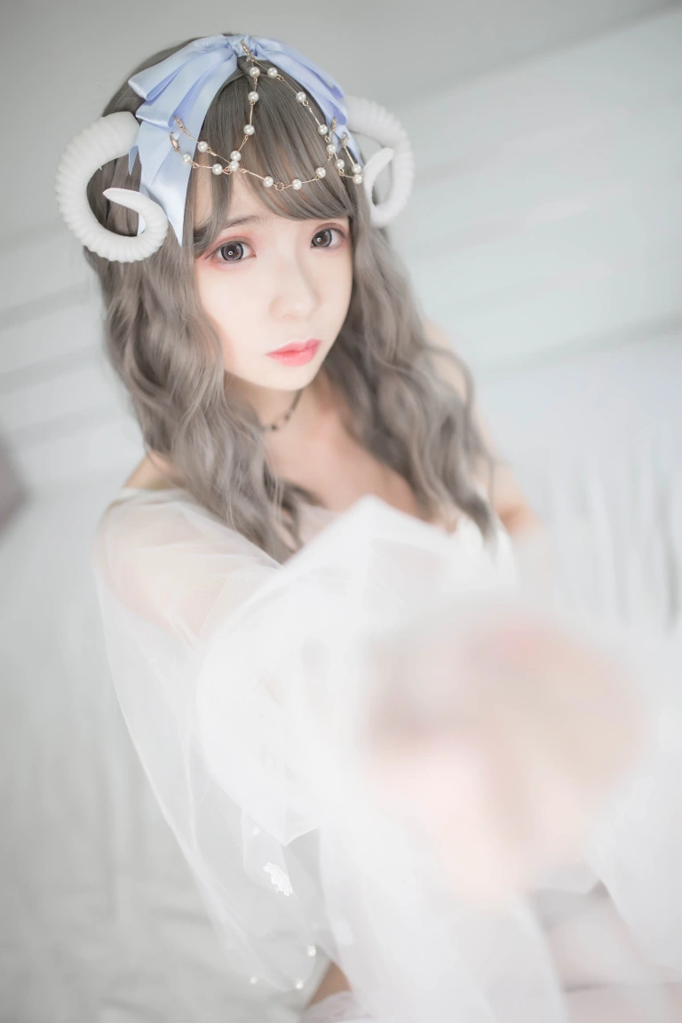 疯猫ss《白内衣》主题写真：18张全套美图