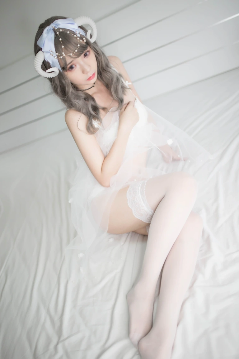 疯猫ss《白内衣》主题写真：18张全套美图