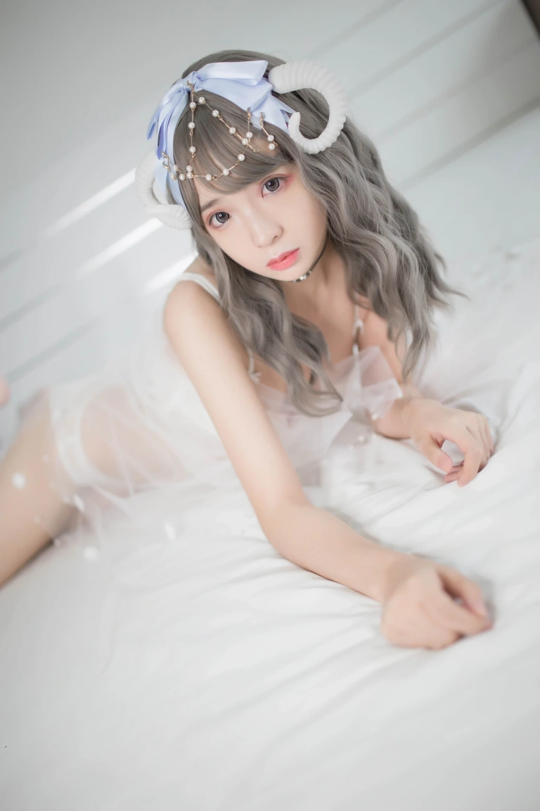 疯猫ss《白内衣》主题写真：18张全套美图
