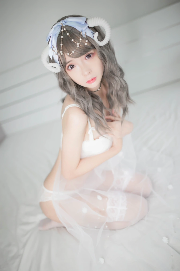 疯猫ss《白内衣》主题写真：18张全套美图