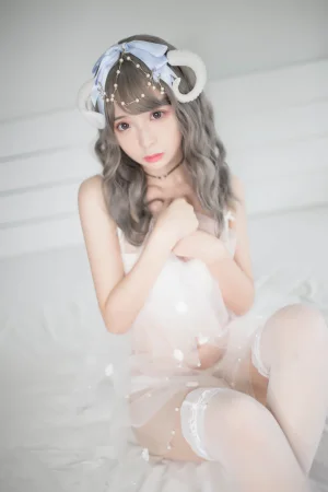 疯猫ss《白内衣》主题写真：18张全套美图