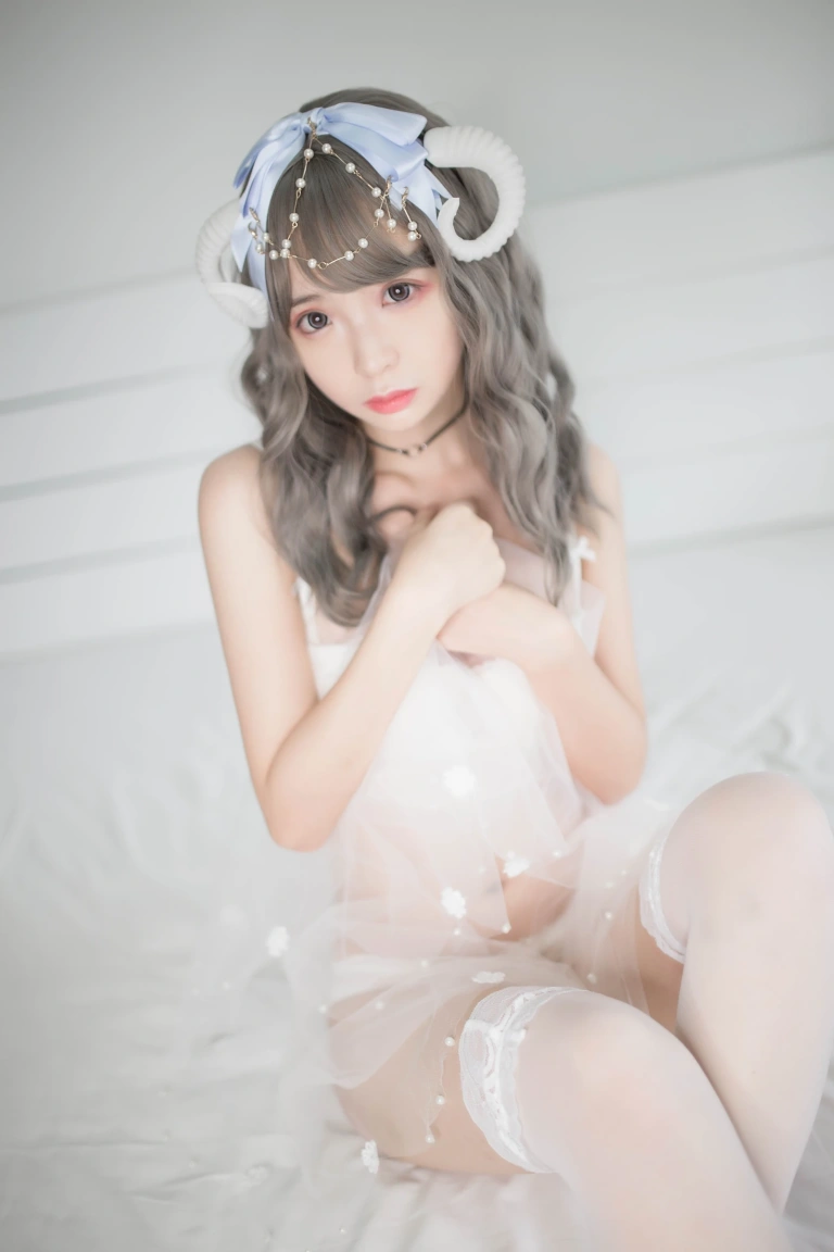 疯猫ss《白内衣》主题写真：18张全套美图