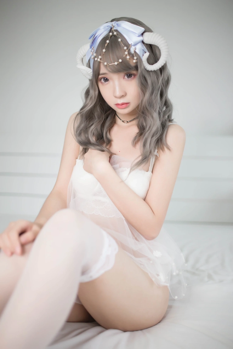 疯猫ss《白内衣》主题写真：18张全套美图