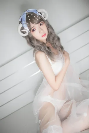 疯猫ss《白内衣》主题写真：18张全套美图