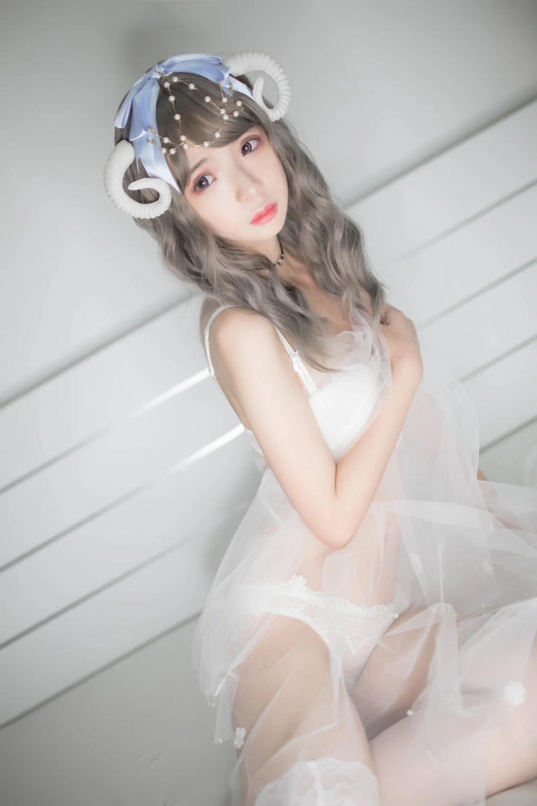 疯猫ss《白内衣》主题写真：18张全套美图