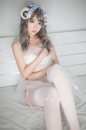 疯猫ss《白内衣》主题写真：18张全套美图